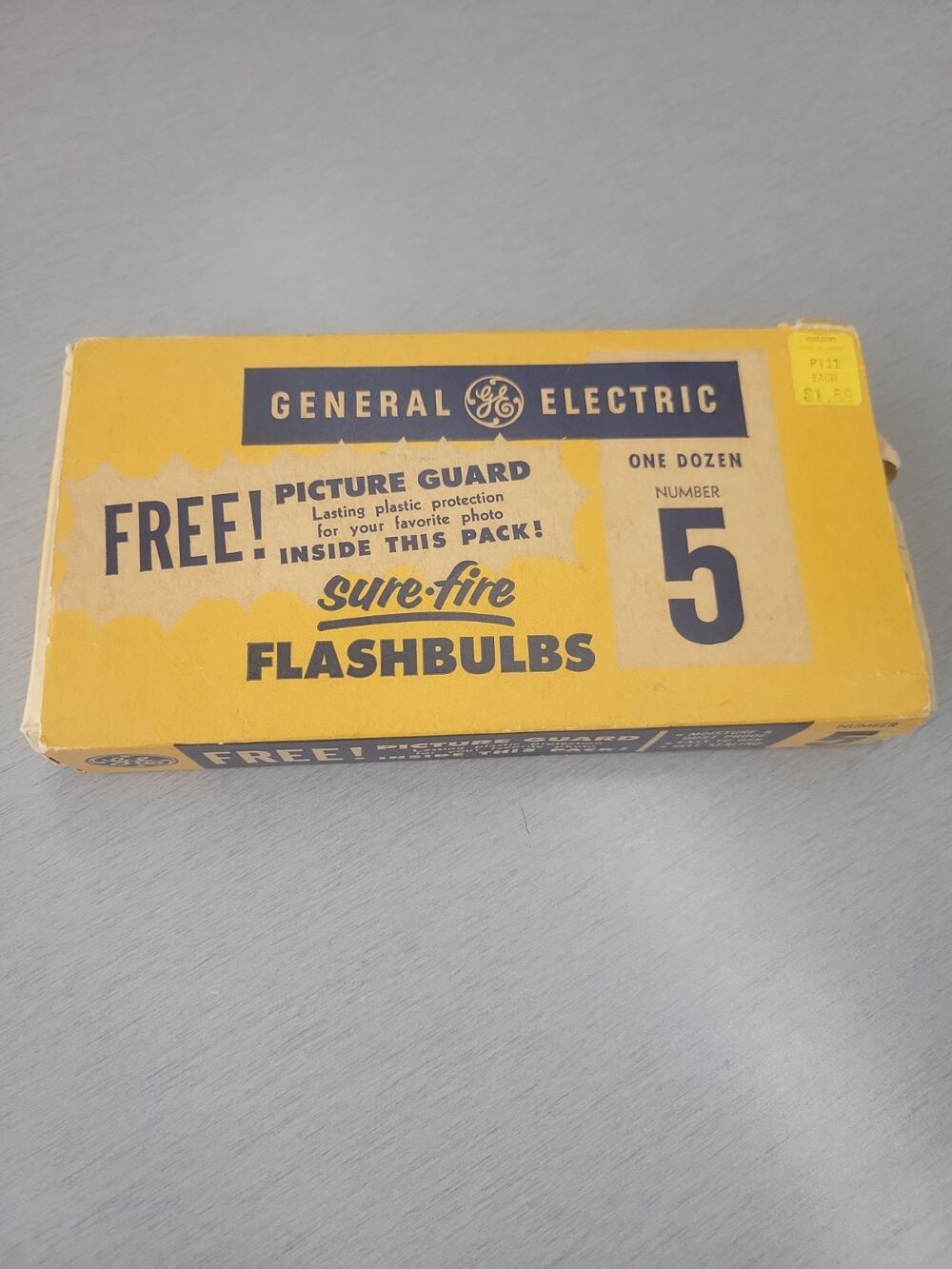VINTAGE CAMERA GE GENERAL ELECTRIC SURE FIRE #5B 12 FLASH BULBS